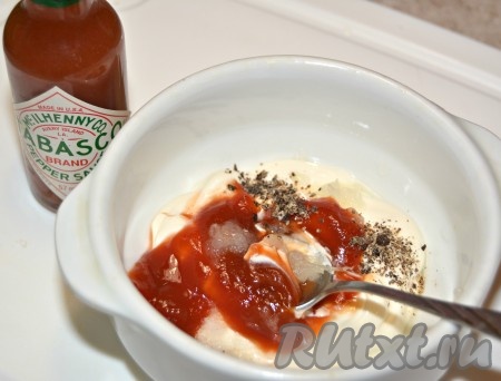 Добавить соус "Табаско", соль и свежемолотый черный перец.
