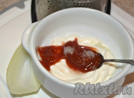 Лук репчатый натереть на мелкой терке и добавить в мисочку.