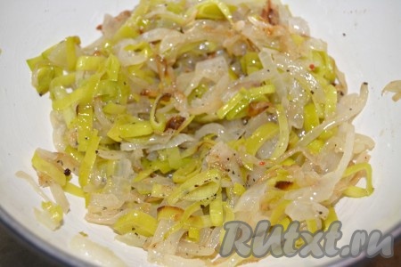 Остудить, а затем посолить, поперчить, перемешать и луковая начинка для зраз готова.