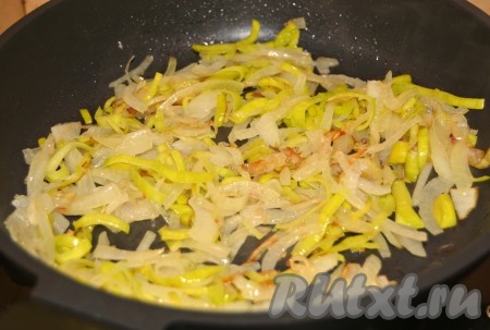 Обжаривать два вида лука до  их полуготовности.