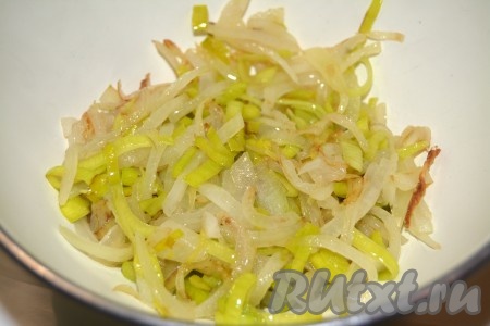 Обжаренный лук выложить в мисочку.