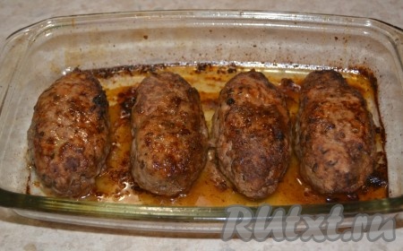 Готовые зразы с луком вытащить из духовки.
