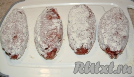 Подготовленные зразы с луком равномерно обвалять в муке со всех сторон.