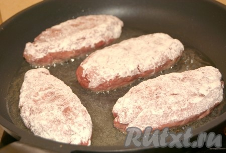 В сковороду налить растительное масло и в горячее масло по очереди разместить зразы.