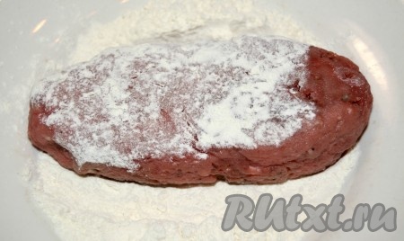 Подготовленные зразы с луком равномерно обвалять в муке со всех сторон.
