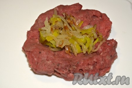 Брать по кусочку фарша и на него укладывать начинку из лука.