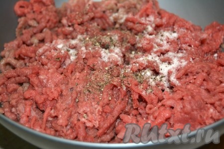 Теперь займемся фаршем. Говядину нарезать на кусочки и промолоть через мясорубку. Посолить, поперчить, перемешать, отбить.