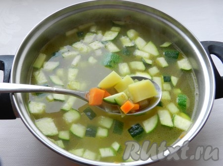 Добавить нарезанный кубиками картофель, влить бульон, довести до кипения, посолить и поперчить по вкусу и варить примерно 5 минут.