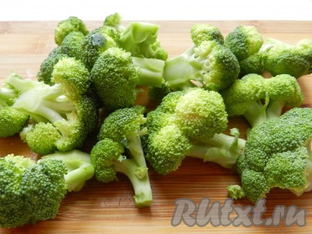 Брокколи вымыть, разобрать на соцветия, жесткие стебли можно удалить.