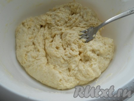 Маргарин растопить и довести до кипения. Влить горячим в тесто и также, с помощью вилки, быстро все смешать.
