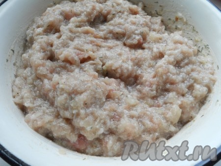 Хорошо перемешать, добавить ледяной воды (количество зависит от мяса, из которого приготовлен фарш - он должен быть в итоге редковатым). Еще раз перемешать.

