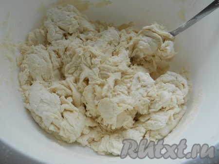 Влить воду и быстро, с помощью вилки, смешать все до образования комков теста.
