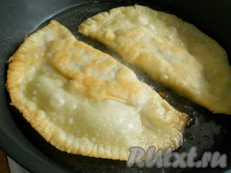 В сотейник влить достаточное количество растительного масла. Выложить подготовленные чебуреки в масло, обжарить на среднем огне по 2-4 минуты с каждой стороны (время обжаривания зависит от вашего вкуса).&nbsp;
