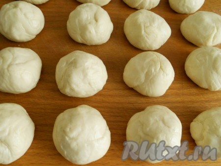 Разделить тесто на 16-18 кусочков, каждый из которых скатать в шарик (каждый шарик - будущий чебурек).
