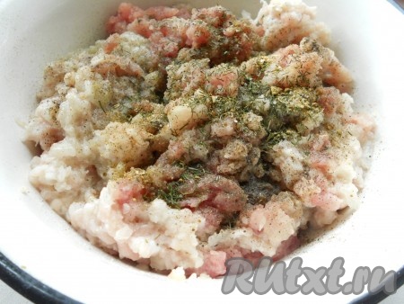 К мясному фаршу добавить прокрученный через мясорубку лук, соль и перец - по вкусу, специи, укроп.
