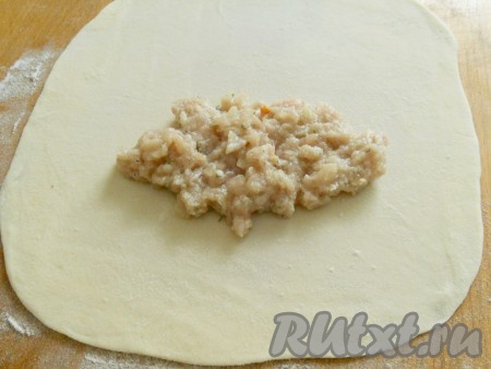 Рабочую поверхность подпылить немного мукой. Каждый шарик теста раскатать тонко. Выложить 1 столовую ложку фарша.
