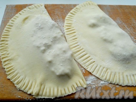 Сформировать чебуреки - раскатанное тесто завернуть вместе с мясной начинкой, вилкой прижать края.
