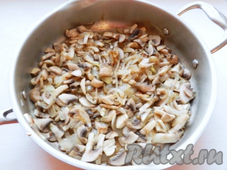 В сковороде разогреть растительное масло и обжарить лук, помешивая, на среднем огне до лёгкого золотистого цвета. Затем добавить к луку шампиньоны и обжаривать до испарения жидкости (минут 7-8).