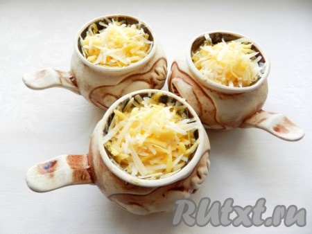 Шампиньоны, тушёные в сметане, разложить по кокотницам, сверху посыпать сыром и поставить в разогретую до 180 градусов духовку, запекать жульен 15 минут.