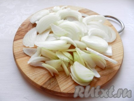 Очищенные луковицы нарезать на тонкие полукольца.