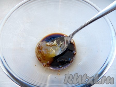 Приготовить заправку-маринад. Для этого смешать мёд, чёрный молотый перец, соевый соус и бальзамический уксус, добавить пропущенный через пресс чеснок и все перемешать до однородности.
