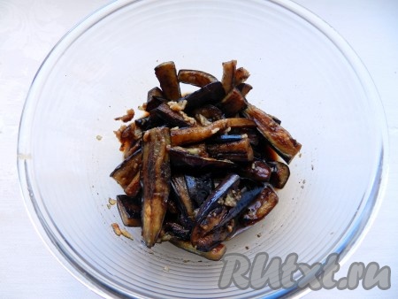 Обжаренные баклажаны сложить в маринад, перемешать, чтобы кусочки баклажана равномерно покрылись маринадом, и оставить на 30 минут.