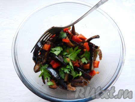 Добавить к баклажанам перец и листья петрушки, все перемешать. Если хотите, чтобы салат был острее, можно добавить свежий перец чили.