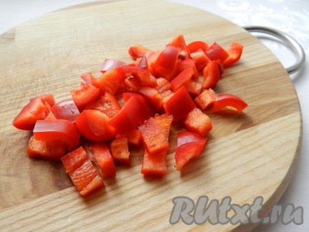 Нарезать болгарский перец.