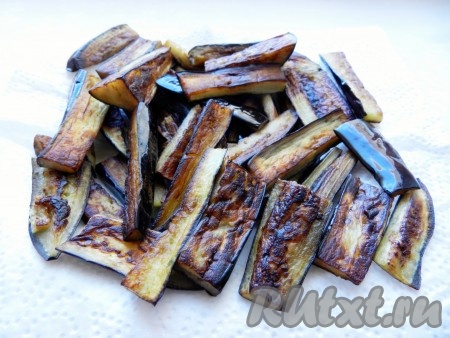 В сковороде разогреть растительное масло, обжарить баклажаны и выложить их на бумажное полотенце, чтобы убрать лишний жир.