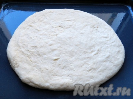 Тесто, подошедшее в хлебопечке (или в миске), выложить на противень, смазанный растительным маслом, и руками сформовать лепёшку толщиной 1,5-2 сантиметра. Прикрыть противень с тестом полотенцем и убрать в тёплое место на 30 минут для подхода.