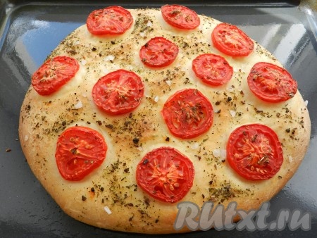 Выпекать хлеб с манкой в разогретой до 200 градусов духовке в течение 20-25 минут.