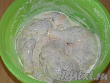  Всё хорошо перемешать и оставить ножки в маринаде на 30 минут.