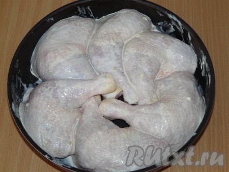 Выложить куриные ножки в форму для запекания и поставить в заранее разогретую духовку. Готовить при температуре 220 градусов примерно 25-30 минут.
