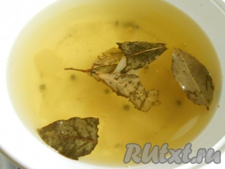 Для приготовления рассола нужно в кастрюлю влить 1 литр воды, довести до кипения, всыпать соль, добавить очищенный лук, разрезанный на 4 части, горошины чёрного и душистого перцев, лавровые листья, перемешать, ещё раз дать закипеть и варить на медленном огне 5 минут (до полного растворения соли), иногда перемешивая. Затем убрать рассол с огня, дать ему остыть. Я солила кусочками 1 крупную скумбрию, но этого количества рассола хватит и на 2 рыбки.