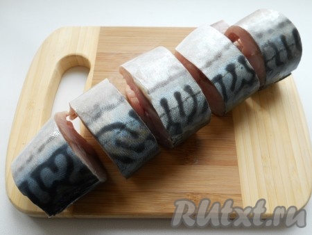 Удалить голову и внутренности, хорошо промыть. Нарезать рыбу острым ножом на кусочки толщиной 2-3 сантиметра.