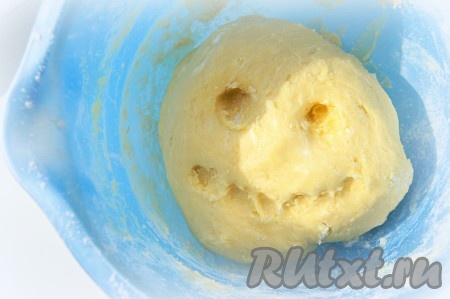 Замесить эластичное, мягкое тесто, оно должно немного липнуть к рукам. С таким песочным тестом комфортно работать руками, немного смазанными в растительном масле.