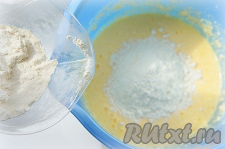 Небольшими порциями добавить просеянную муку. Муки, возможно, понадобится чуть больше или меньше, ориентируйтесь на консистенцию теста.