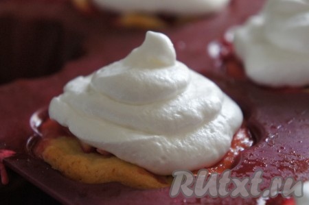 Отправьте пирожные снова в духовку на 10-15 минут, чтобы "схватился" белковый крем.