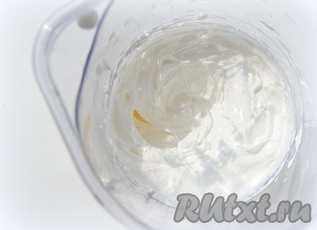 Пока запекаются корзинки, приготовьте белковый крем, для этого охлаждённые белки взбейте миксером до состояния лёгкой пены. Затем небольшими порциями добавляйте сахар. Продолжайте взбивать белки миксером до полного растворения сахара и получения устойчивой массы (вам потребуется не менее 4-5 минут). Взбитые белки должны хорошо держать форму.