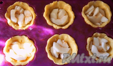 Распределите начинку по корзиночкам. Выпекайте при температуре 180 градусов в течение 20 минут в заранее разогретой духовке. Корзиночки должны стать красивого золотистого цвета.