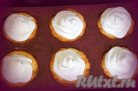 Достаньте корзиночки из духовки и нанесите в корзинки белковый крем.