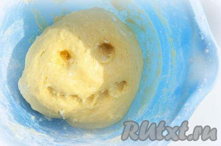 Замесите эластичное тесто. Тесто для корзиночек должно быть достаточно мягким, но оно и не должно сильно липнуть к рукам. С ним должно быть комфортно работать руками, смазанными растительным маслом. Именно при такой консистенции песочного теста корзиночки получаются особенно вкусными после запекания.