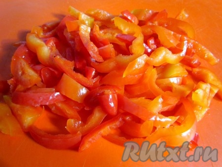 Сладкий и острый перец очистить от семян и плодоножек, нарезать тонкой соломкой.