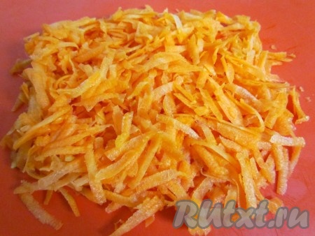 Морковь очистить и натереть на крупной терке.