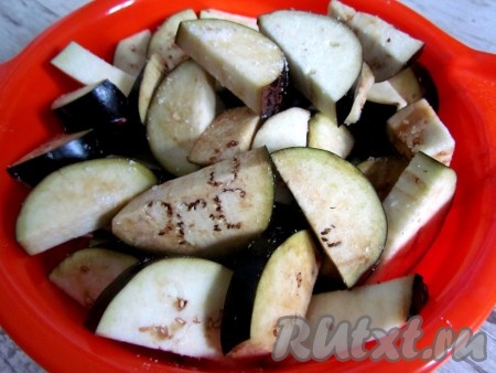 Все овощи и зелень тщательно вымыть. Баклажаны нарезать полукольцами, толщиной около 1 см. Посолить и оставить на 30 минут, чтобы выделился сок. Затем промыть под холодной водой и дать воде стечь.
