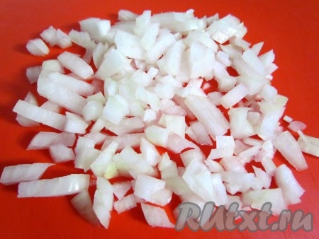 
Лук нарезать полукольцами или кубиками.