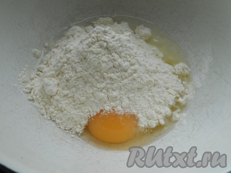 К яйцу добавить воду, всыпать просеянную муку.