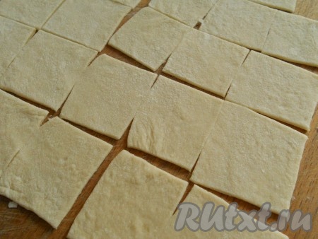 Раскатать тесто тонко, порезать на квадратики, размером 2х2 см (можно конечно и чуть побольше - у меня 3х3 см).