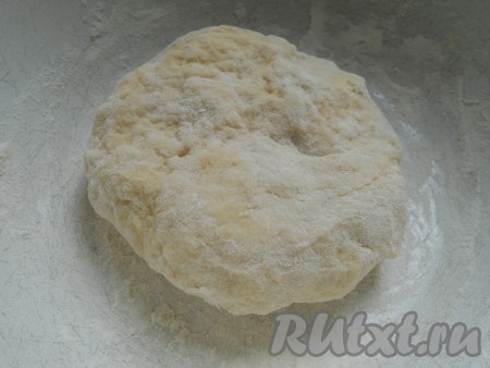 Замесить крутое тесто. Дать тесту "отдохнуть" 15-20 минут, завернув его в пищевую пленку.