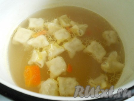 Бульон для этого блюда нужно готовить из домашней курицы. При варке обязательно бульон посолить и добавить луковицу и морковь. Мясо выложить, отлить нужное количество для дюшбара&nbsp;бульона, вскипятить. Добавить шафран. Выложить в кипящий бульон подготовленные пельмешки. Как только всплывут - суп готов!
